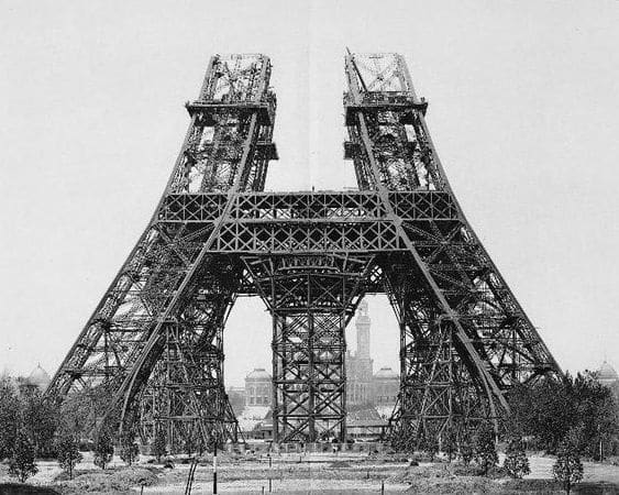 Torre Eiffel, uma obra com ferro forjado, material muito usado durante o modernismo.