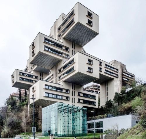 Edifício brutalista com volumes irregulares que se conectam.