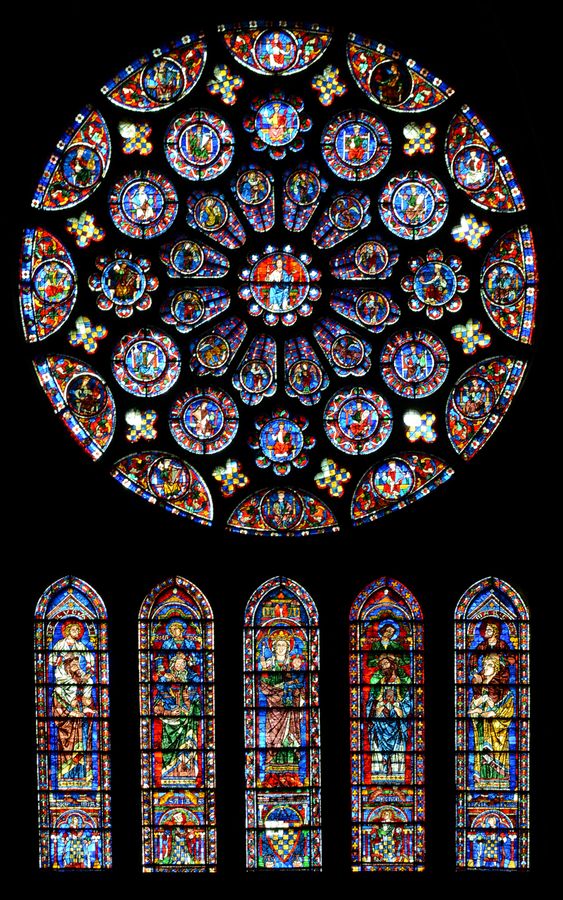 Rosácea e vitrais da Catedral de Chartres com vidros coloridos, um marco do estlo gótico.