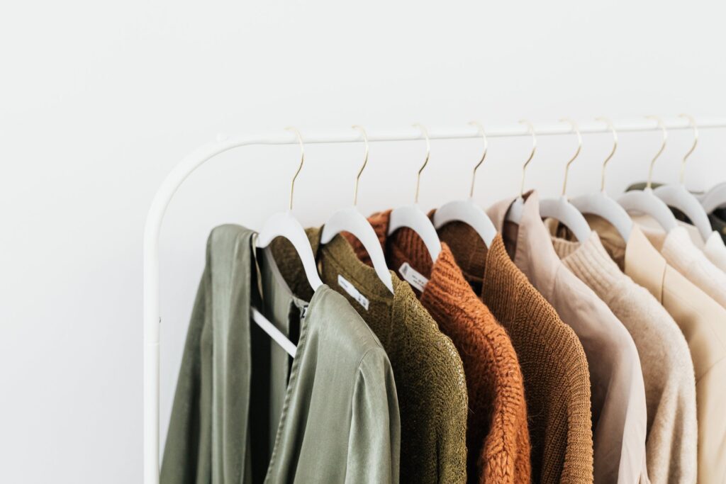 Separar por cores facilita organizar o guarda-roupa.