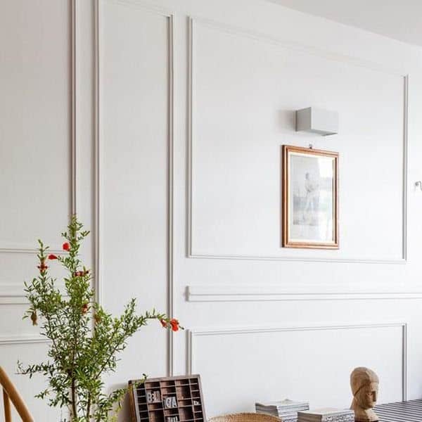 O gesso dá um tom mais clássico ao cômodo branco e de decoração simples.