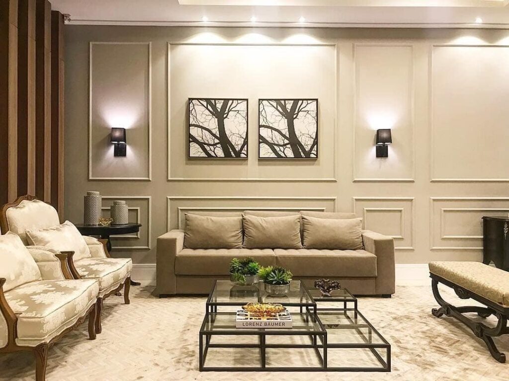 A sala na cor creme e decoração minimalista e toque clássico, ganha um tom especial. 