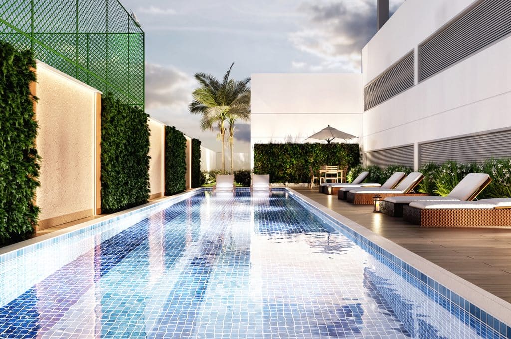 Lazer com piscina e solário. As paredes contam com jardins verticais que levam a natureza para os momentos de descanso.