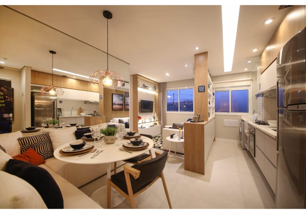 Apartamento com janelas que proporcionam iluminação direta na área social e na cozinha.
