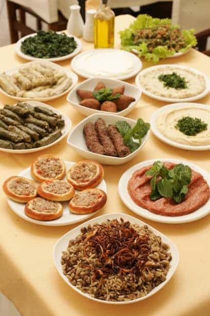 Comidas do do restaurante árabe Monte Líbano, como esfihas, charutos e pastas.