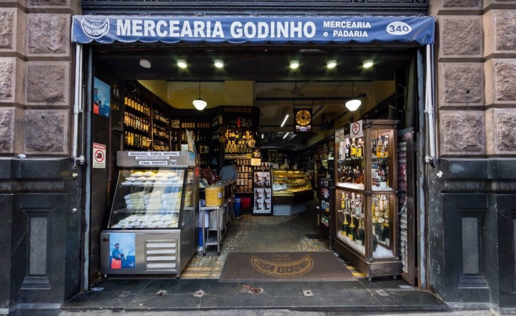 Fachada da mercearia Casa Godinho na rua 25 de Março.