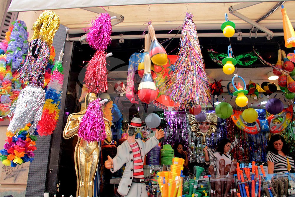 Vitrine de uma loja na 25 de Março com fantasias, adereços e muito brilho para o Carnaval.
