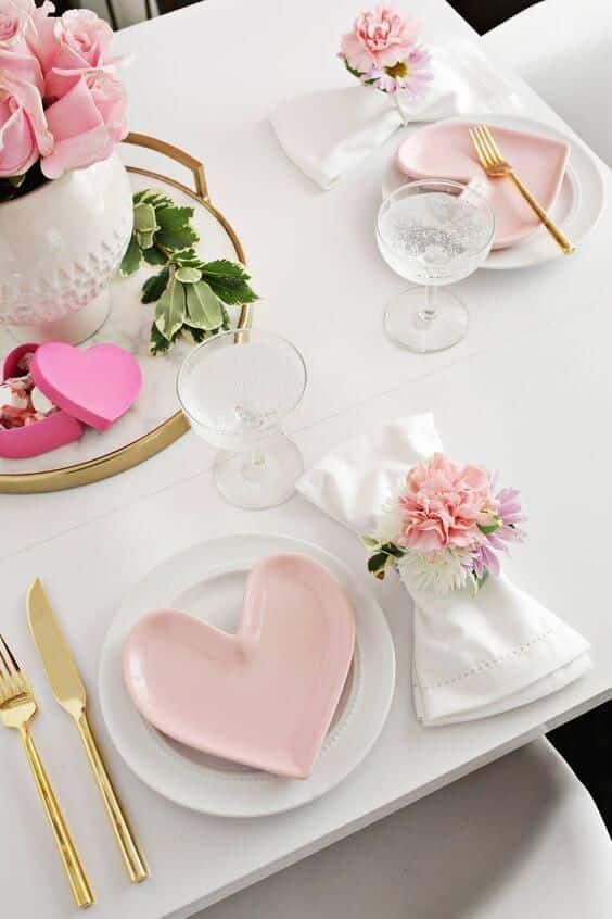 Mesa de jantar com elementos temÃ¡ticos, completando a decoraÃ§Ã£o de Dia dos Namorados.