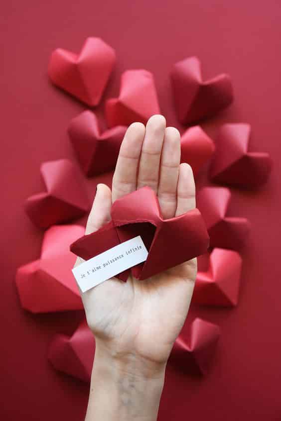 Origami com formato de coraÃ§Ã£o Ã© uma sugestÃ£o de decoraÃ§Ã£o de Dia dos Namorados fÃ¡cil de se fazer.