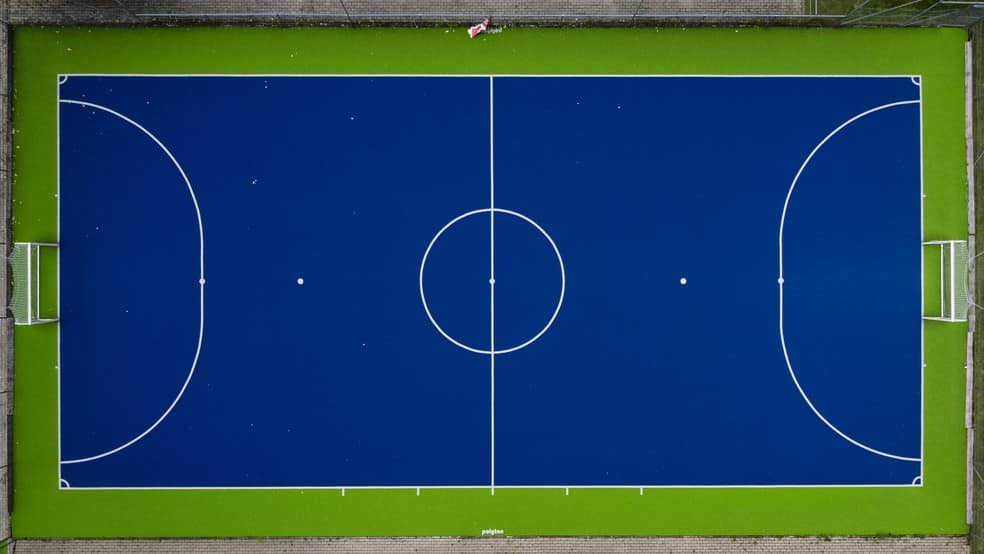 Quadra de futsal e suas medidas. Em azul, branco e verde, é possível compreender qual é o tamanho e espaçamento entre cada área, assim como também é possível identificar qual é o tamanho da quadra de futsal.