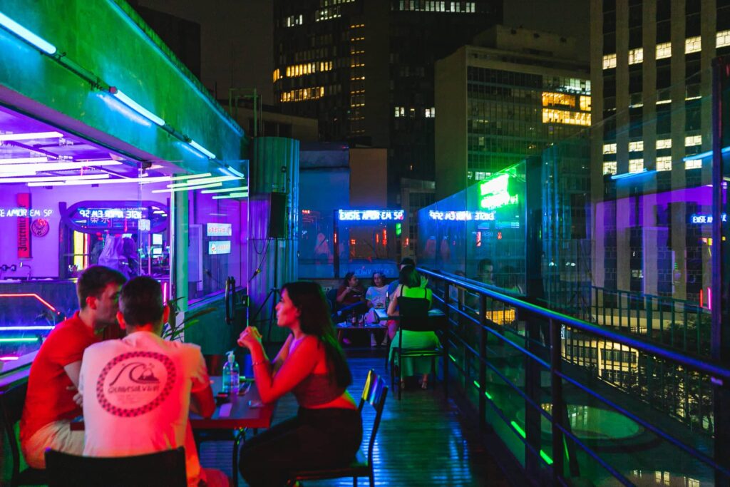 Rooftop da balada Tokyo em São Paulo. O terraço no topo do prédio é famoso por toda a diversão que entrega aos paulistanos.