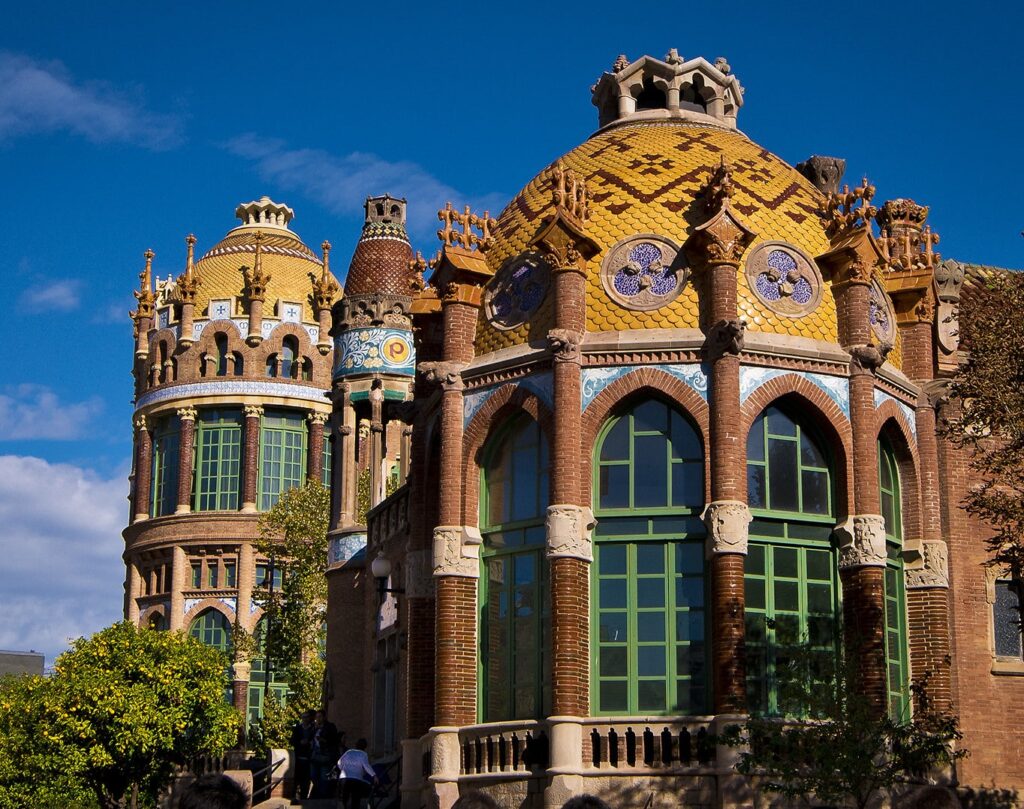A fachada do Hospital possui diversas cores como amarelo, verde, violeta, azul e tons terrosos, além de ser bastante ornamentada de acordo com o estilo Art Nouveau.