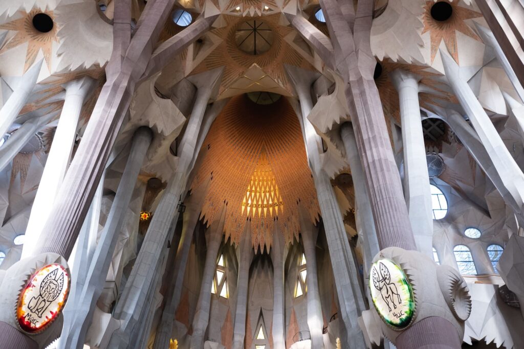 Interior da Igreja, com pilares que derivam em extensões, como galhos.