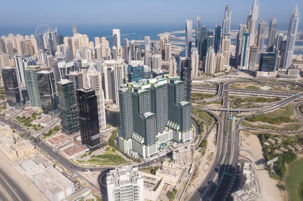 Imagem aérea de edifício com inspiração High-Tech, próximo do mar.