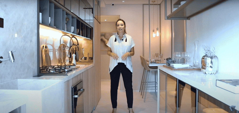 Arquiteta Aline Lopes apresentando cozinha de empreendimento em Tour Decorado