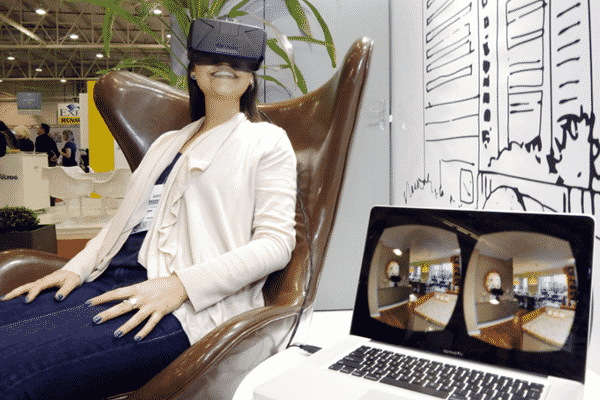 Mulher experimentando óculos de realidade aumentada para navegação em ambiente.