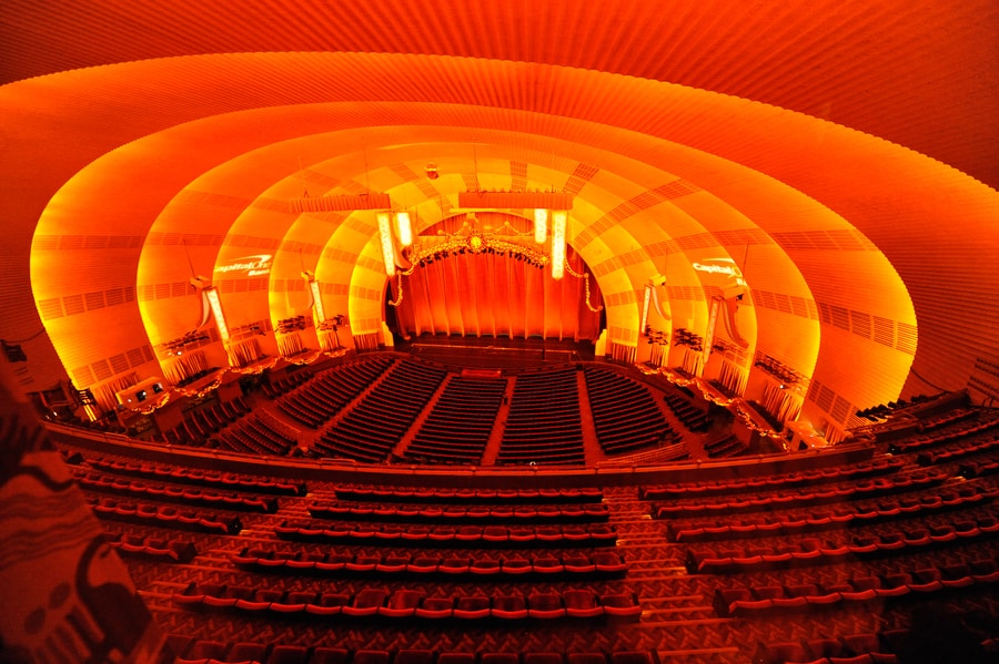 Interior do Radio City Music Hall, um projeto que características Art Déco na decoração.