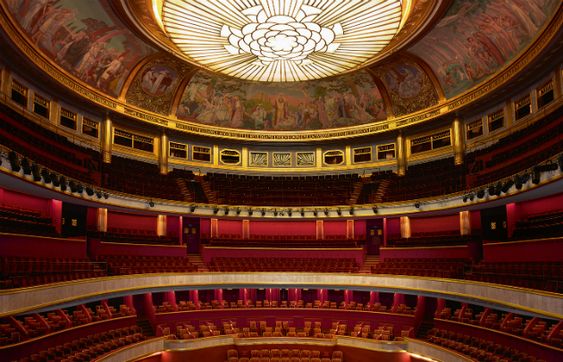 Parte interior do Teatro de Champs-Élysées, com cúpula e outro elementos decorativos.