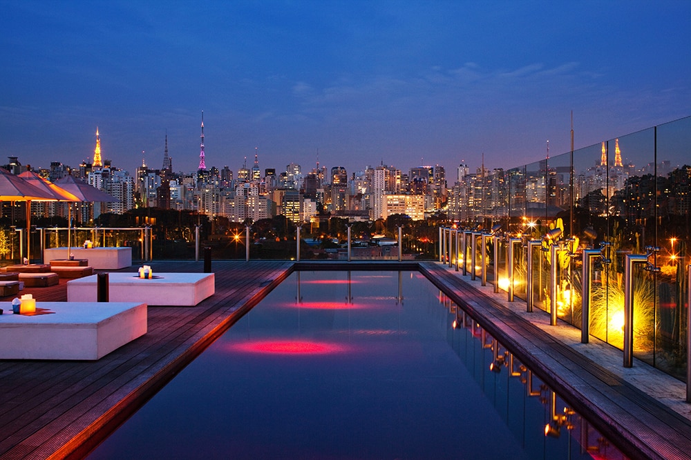 Vista a beira da piscina do bar e restaurante Skye, localizado no Jardim Paulista em São Paulo.