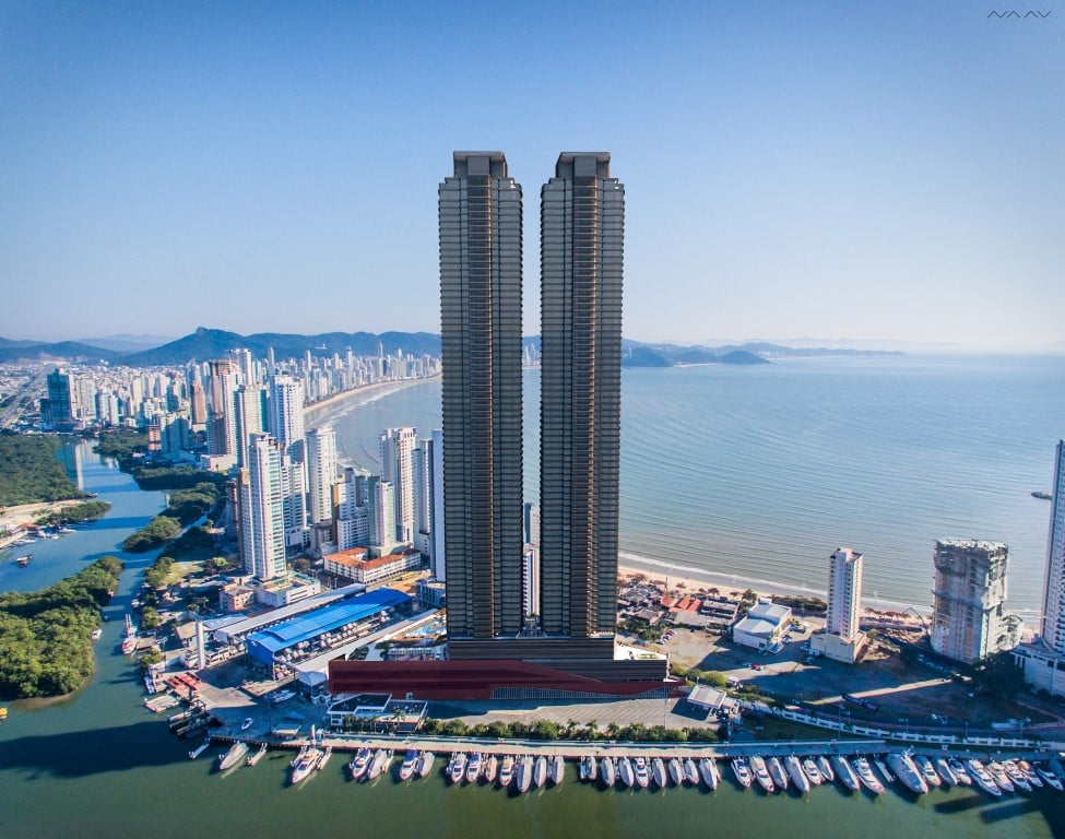 As duas torres do edifício Yachthouse Residence Club, o prédio mais alto do Brasil, na ponta da praia de Balneário Camboriú.