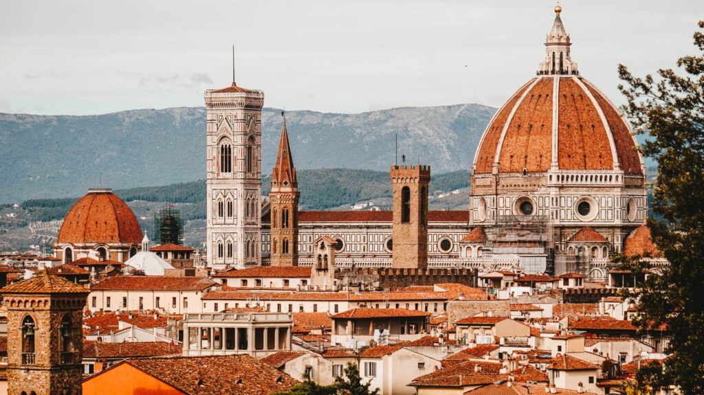 Vista do topo das construções de Florença, entre elas a cúpula de Brunelleschi se destaca.