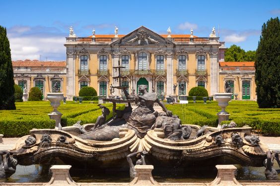 Exterior do Palácio Real de Queluz, no Rococó a parte interna e externa se distanciavam muito.