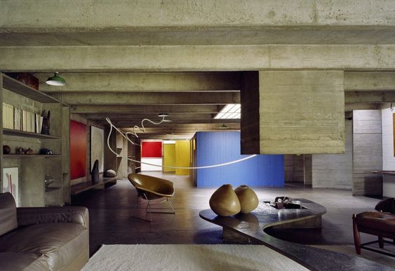 Interior da residência Tomie Ohtake com diversos mobiliários desenhados pelo arquiteto.
