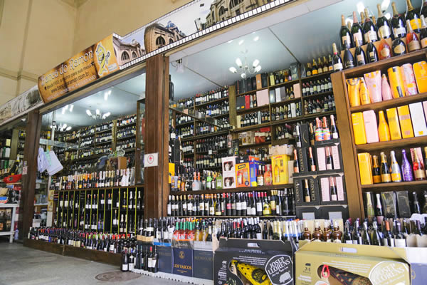 Banca do Ramon, com diversos tipos de bebidas organizadas em prateleiras.