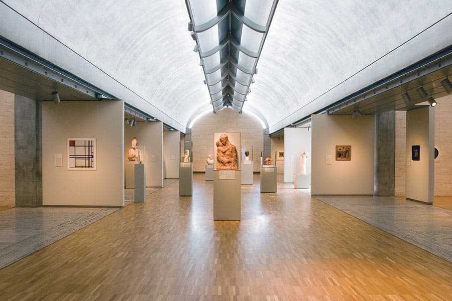 A luz da galeria foi pensada por Louis Kahn para adentrar o espaço pela cobertura.
