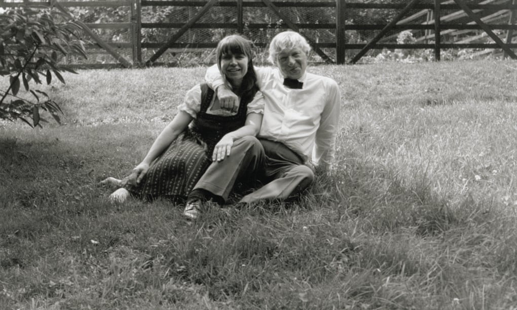 Louis Kahn e Harriet sentados na grama.