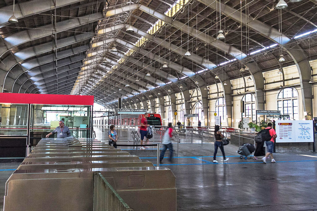 Interior da Estação Júlio Prestes atualmente, com catracas delimitando o acesso às plataformas.