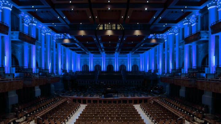 Vista do interior da Sala São Paulo, com iluminação azul nas colunas.