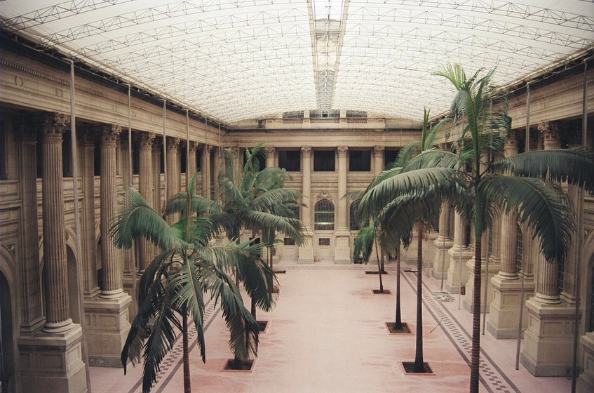 Vista do antigo jardim de inverno da Estação Júlio Prestes, com palmeira imperiais marcando o espaço.