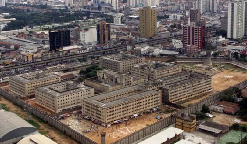 Imagem aérea vista de cima do Complexo Penitenciário Carandiru quando ainda estava ativado. 