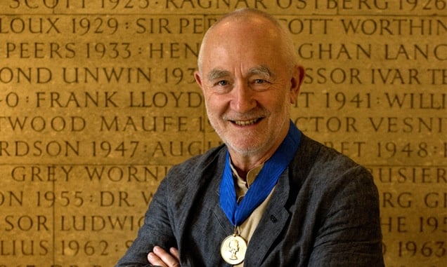 Peter Zumthor posa com sua medalha de ouro do prêmio RIBA, na foto de comemoração do evento.