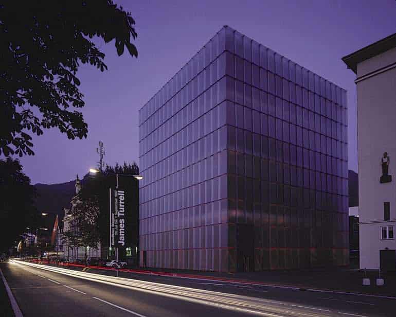 Museu de Arte de Bregenz, também conhecido como Kunsthaus Bregenz, projetado por Peter Zumthor.