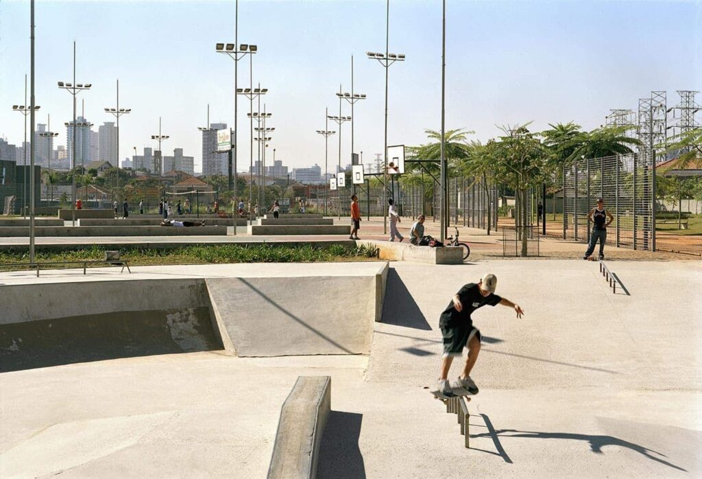 Jovens treinam suas manobras nas pistas de skate e jogam basquete nas quadras reservadas para a prática esportiva no Parque da Juventude.