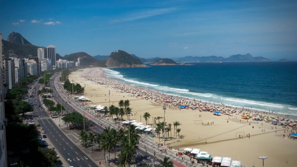 Orla de Copacabana, um dos melhores bairros para morar no rio de janeiro. 