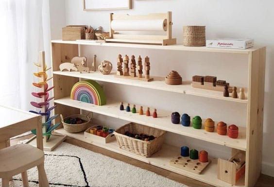 Estante Montessori de madeira com brinquedos Montessorianos também feitos de madeira.