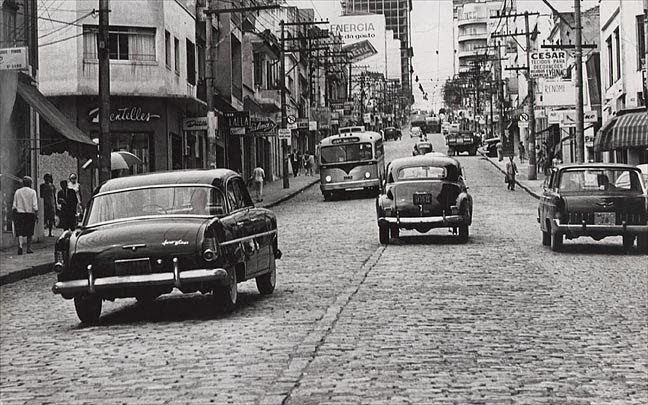 Durante a década 1960, a rua Augusta era composta por paralelepípedos e linhas de ônibus elétricos, além de contar com vários  carros e o comércio era grande.