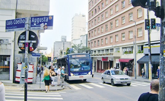 Esquina da rua Augusta com a rua Luís Coelho.