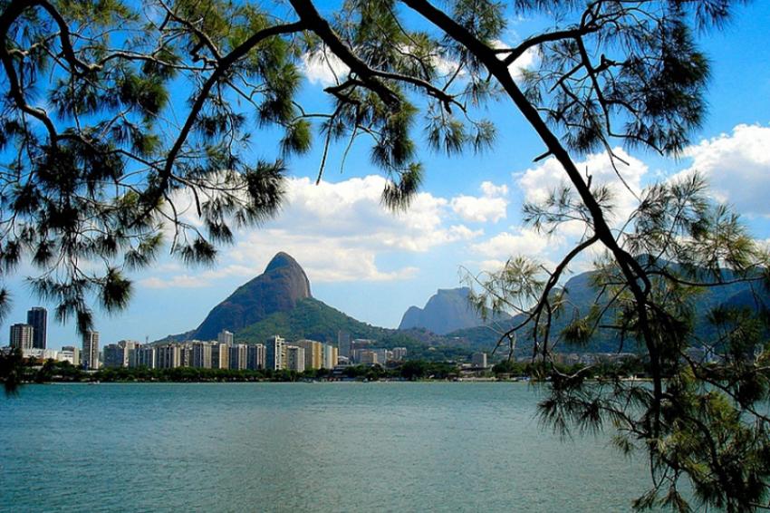 Lagoa Rodrigo de Freitas e vista para o bairro da Lagoa, um dos melhores bairros para morar no Rio de Janeiro.
