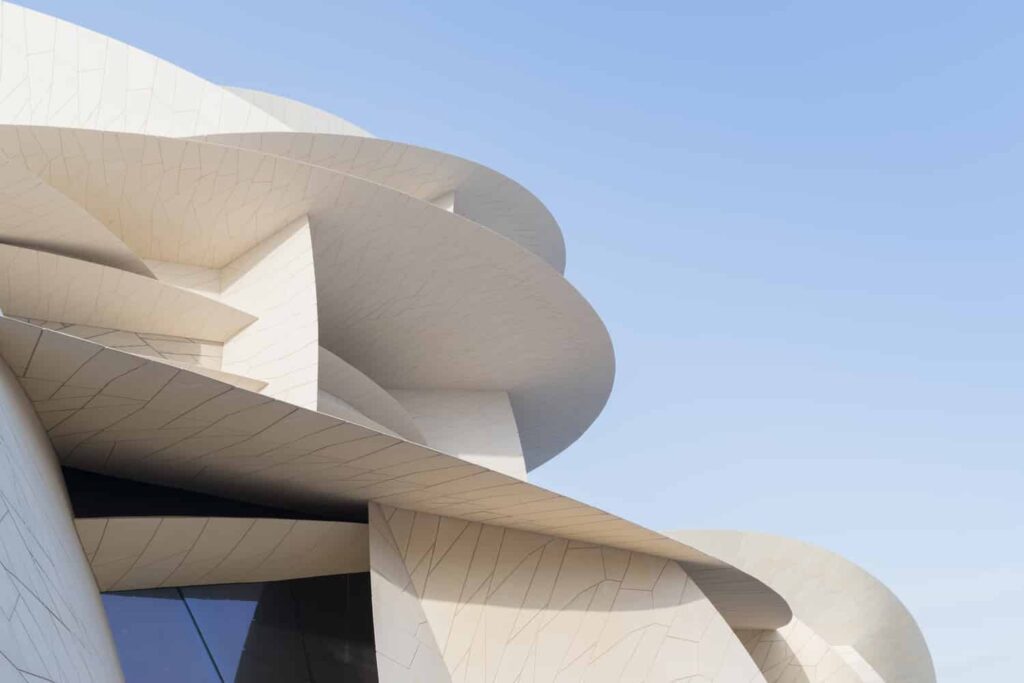 Museu Nacional do Catar projetado pelo arquiteto Jean Nouvel com design que lembra grandes discos
