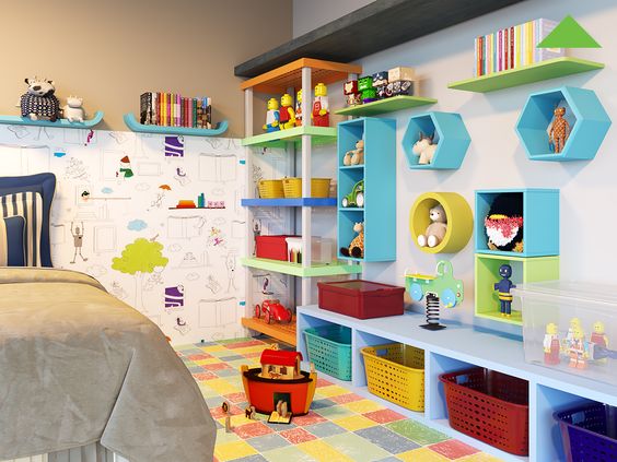 Quarto de criança colorido com prateleiras e nichos nas paredes.