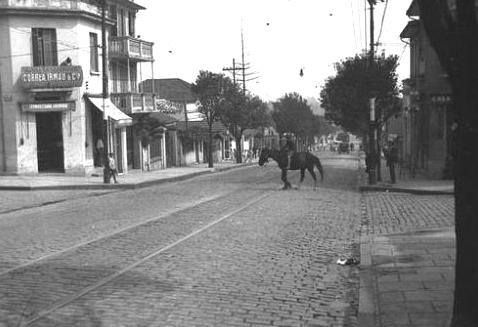 Rua Augusta no ano de 1932: comércio e algumas pessoas na rua (uma delas anda de cavalo).