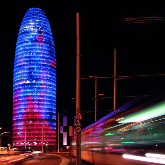 Torre Agbar como parte da paisagem do distrito tecnológico de Barcelona. 
