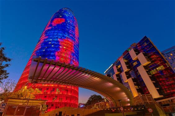 Projeto da Torre Agbar, chamando atenção por sua luminosidade e suas cores azul e vermelho.
