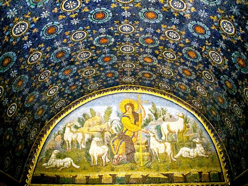 Arte bizantina representando uma cena com ovelhas e um pastor envolto por uma áurea dourada.
