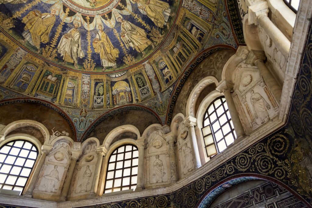 Vista interna da cúpula, com estátuas entalhadas em cada um dos arcos que sustenta a estrutura.