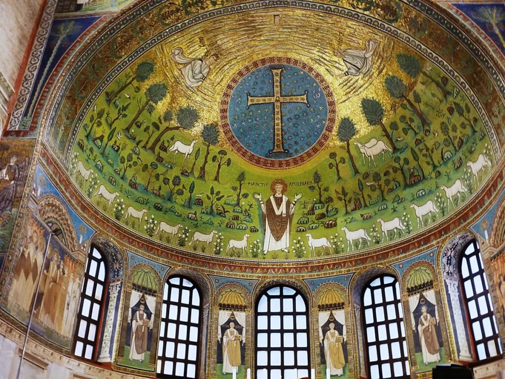 Vista interna da cúpula revestida por mosaicos. Ao centro, uma cruz gravada em um círculo azul.